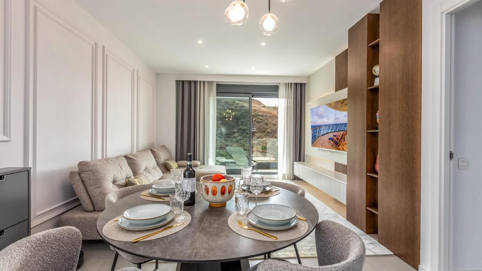 Vivi Homes - Sunny Views Wellness, Gym, Pool & Sea View Fuengirola Apartment